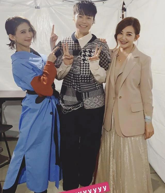 梁静茹和前夫再次合体 陪伴儿子拍合影女人味十足
