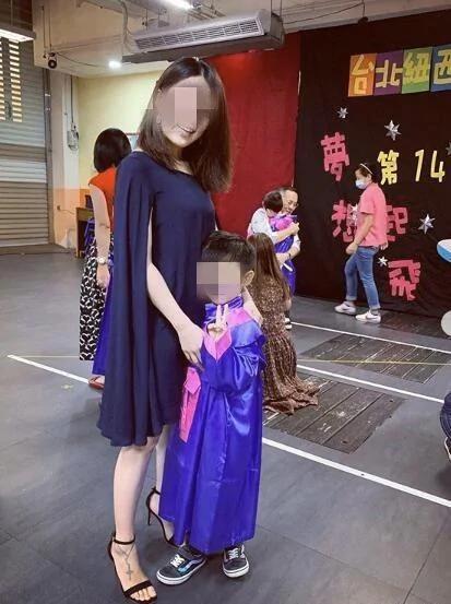 梁静茹和前夫再次合体 陪伴儿子拍合影女人味十足