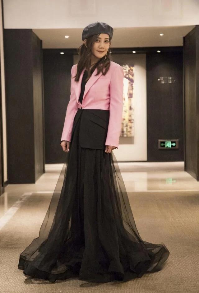 梁静茹和前夫再次合体 陪伴儿子拍合影女人味十足