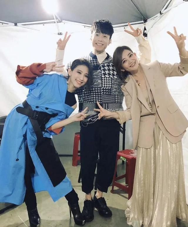 梁静茹和前夫再次合体 陪伴儿子拍合影女人味十足