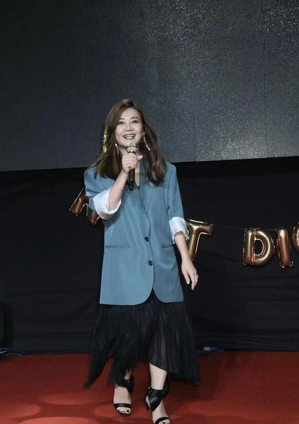 梁静茹和前夫再次合体 陪伴儿子拍合影女人味十足