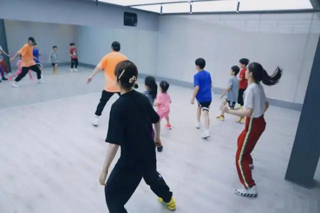 孙俪晒儿女踢足球称赞小花“巾帼不让须眉” 等等暖心护妹超有爱