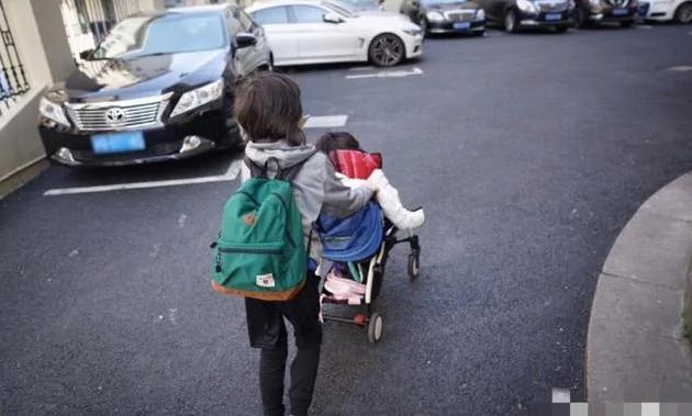孙俪晒儿女踢足球称赞小花“巾帼不让须眉” 等等暖心护妹超有爱