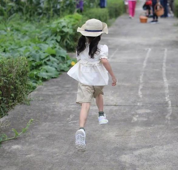 孙俪晒儿女踢足球称赞小花“巾帼不让须眉” 等等暖心护妹超有爱