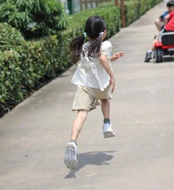 孙俪晒儿女踢足球称赞小花“巾帼不让须眉” 等等暖心护妹超有爱