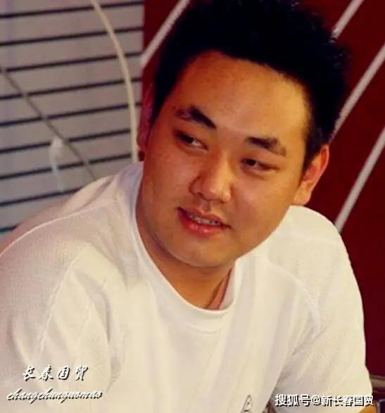 “小龙人”近照曝光 身材发福变化大 如今已成为公司老板