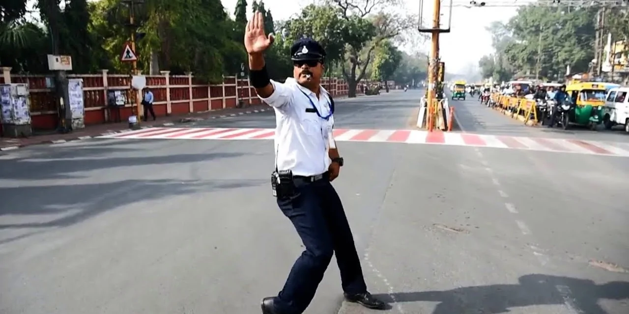 印度交警指挥交通，魔性的姿势让人傻眼，看完差点笑出猪叫声！_网易视频