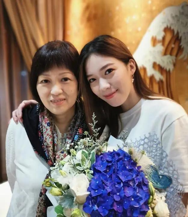 黄日华妻子离世后首个冥诞 女儿亲手制作戏服表白妈妈:非常想你
