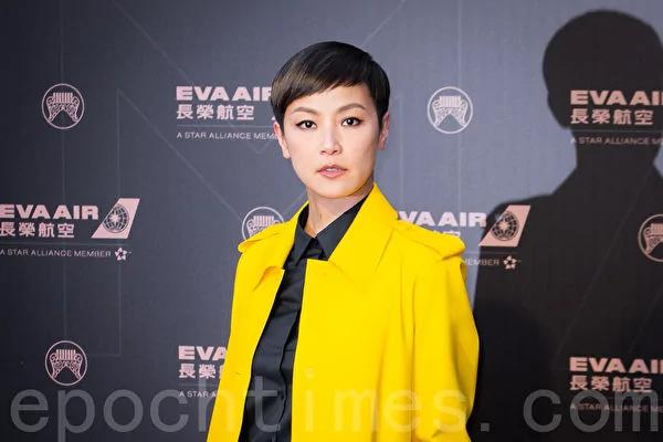 女星跟风贴黑白照撑女权 何韵诗斥选择性发声