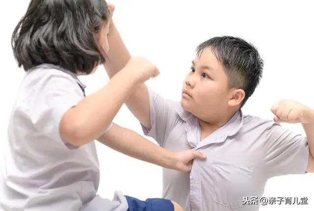 14歲男孩咬住母親手腕不鬆口 養廢一個孩子的方式 就是溺愛