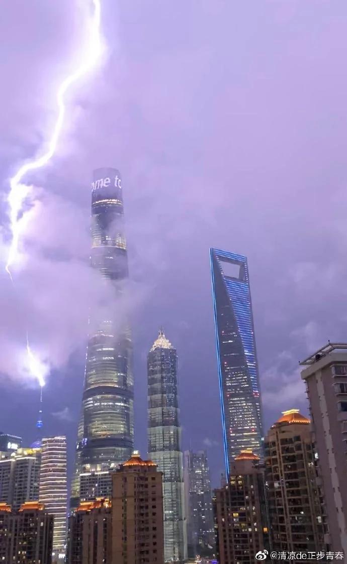 閃電擊中上海東方明珠塔！網友：下一個目標是中南海嗎？