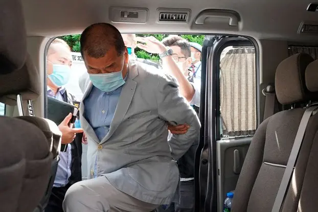 2020年8月10日，香港壹傳媒創辦人黎智英被從家中帶上警車。（AP）