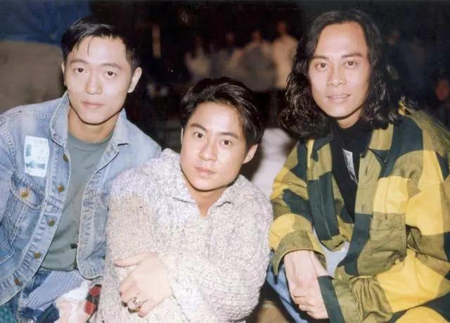 知名歌手被灯光灼伤 眼角膜变绿色短暂失明 事隔多年仍心有余悸
