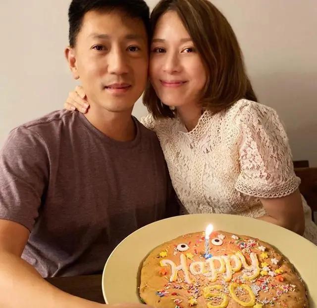 邝文珣为老公庆祝50岁生日 夫妻俩脸贴脸亲密合影大秀恩爱