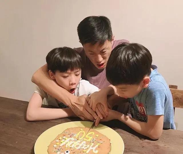 邝文珣为老公庆祝50岁生日 夫妻俩脸贴脸亲密合影大秀恩爱