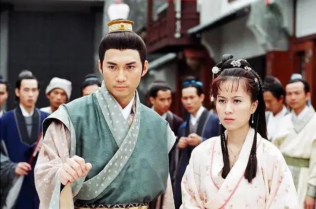 邝文珣为老公庆祝50岁生日 夫妻俩脸贴脸亲密合影大秀恩爱