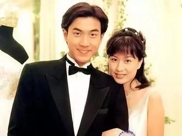 邝文珣为老公庆祝50岁生日 夫妻俩脸贴脸亲密合影大秀恩爱