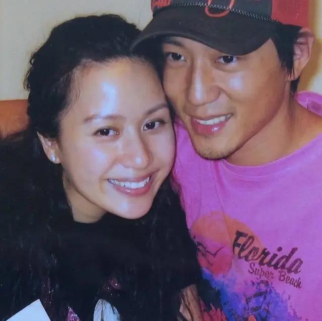 邝文珣为老公庆祝50岁生日 夫妻俩脸贴脸亲密合影大秀恩爱