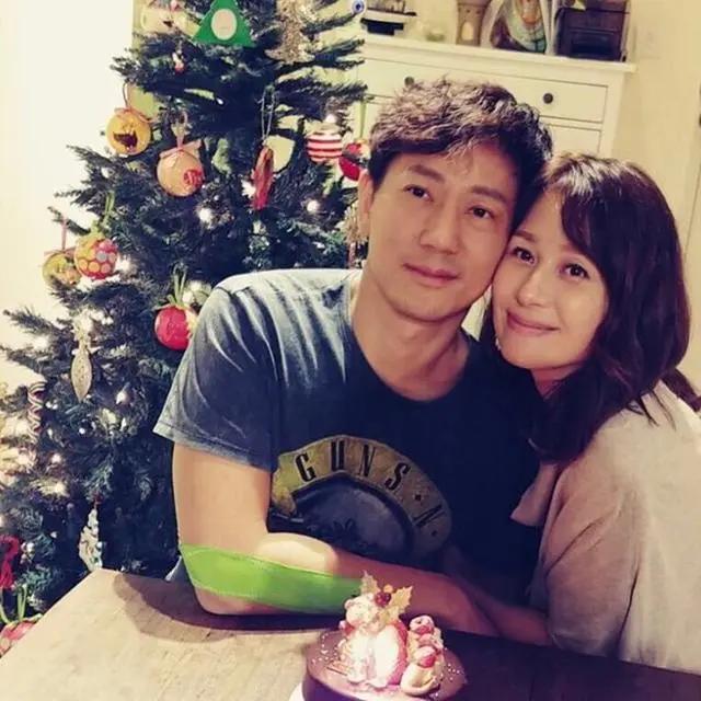 邝文珣为老公庆祝50岁生日 夫妻俩脸贴脸亲密合影大秀恩爱