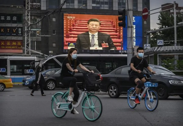 2020年5月25日，北京街頭大屏幕里的習近平。