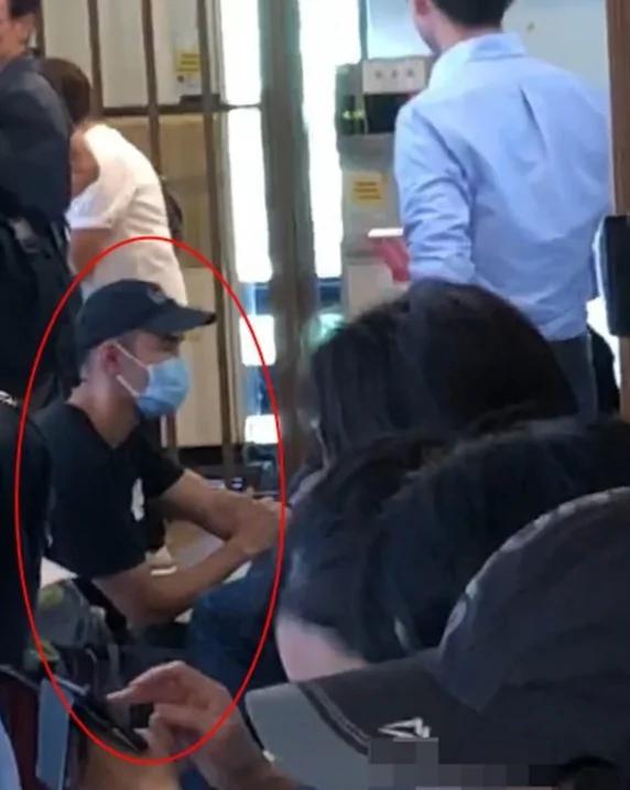 阮经天手捧骨灰忍痛送别90岁奶奶 高龄失智爷爷至今不知老伴已去世