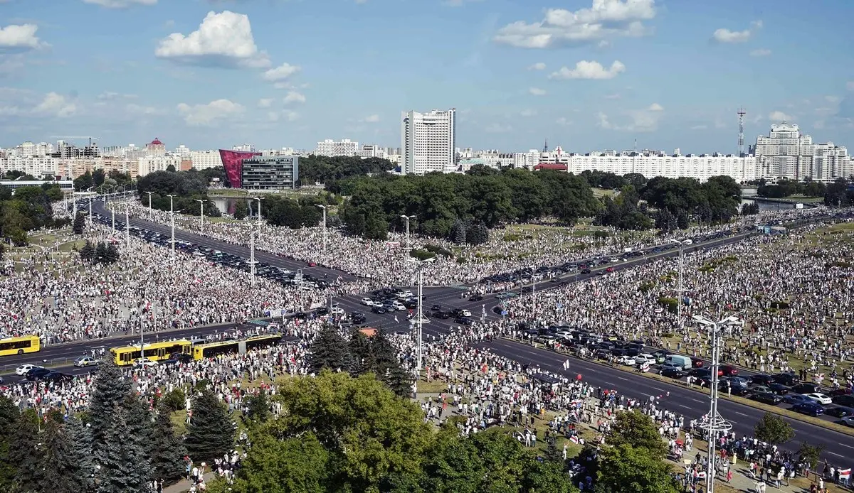 上周日在首都明斯克，民主派示威者以白俄史上最大規模、超過10萬自由示威者「反包圍...