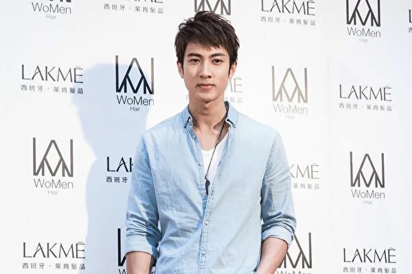 分享十岁女儿扎染技能 吴尊全家穿亲子装逛街