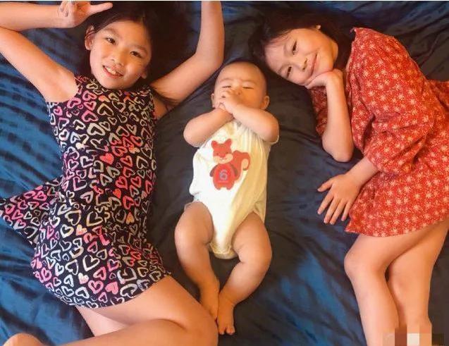 蔡少芬全家幸福出游 俩女儿骑马游泳玩嗨 儿子虎头虎脑超壮实