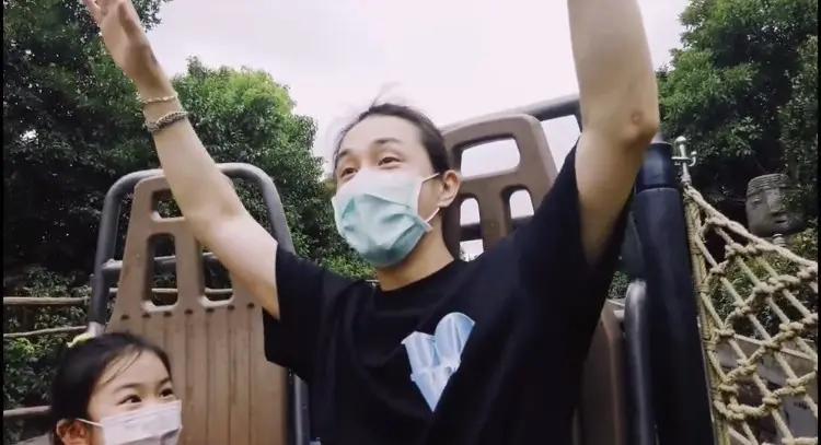 戚薇李承铉携女儿游乐园度亲子时光 Lucky露正脸可爱十足