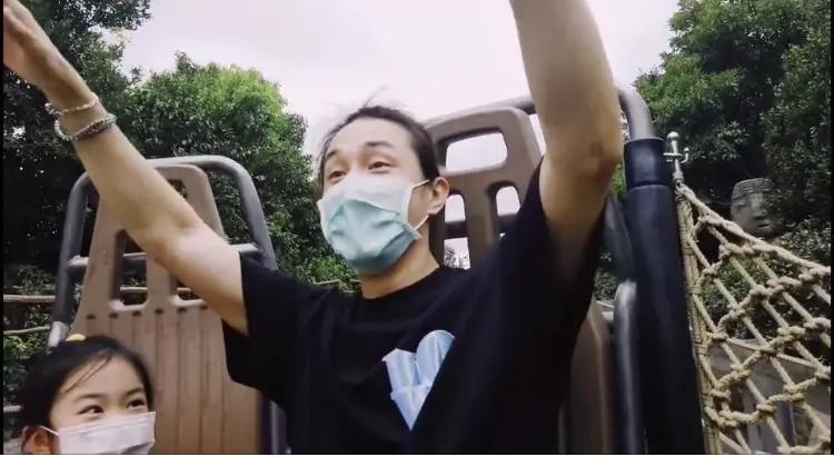 戚薇李承铉携女儿游乐园度亲子时光 Lucky露正脸可爱十足