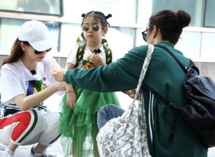 戚薇李承铉携女儿游乐园度亲子时光 Lucky露正脸可爱十足