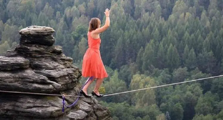 25岁女子穿着高跟鞋，在悬崖表演“走钢丝”，看完手心都冒汗了_挑战