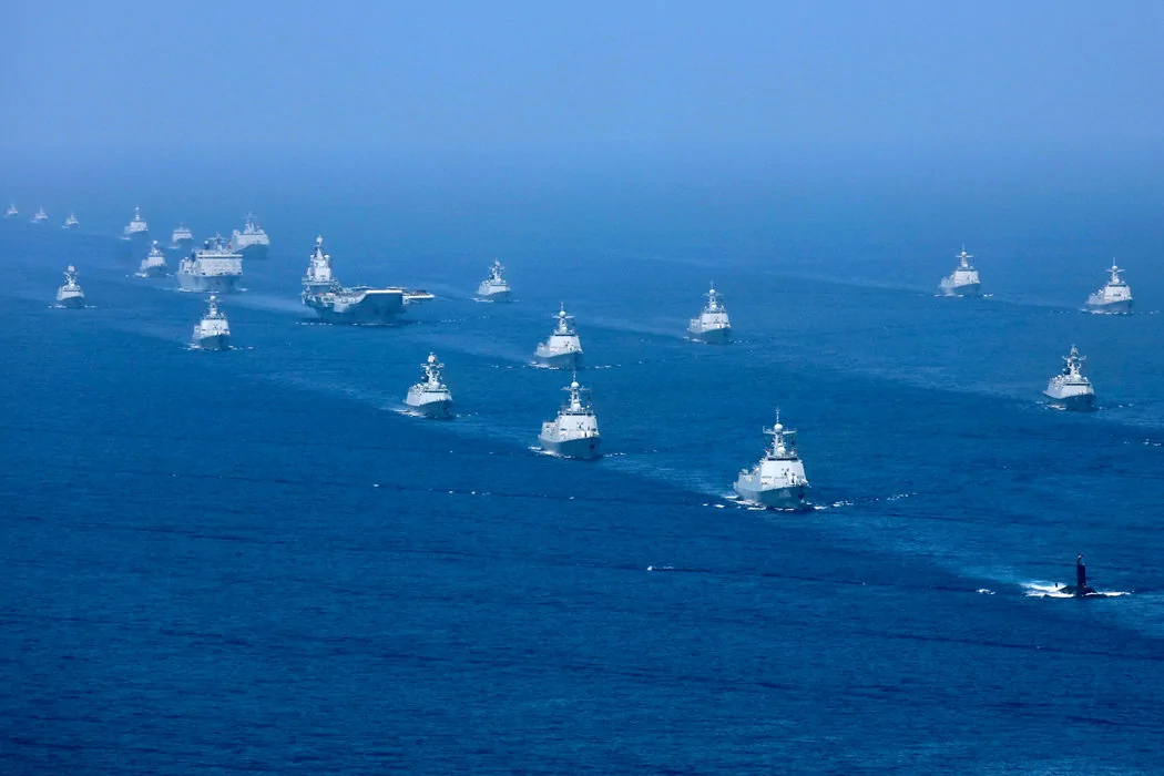 去年4月，中国在海南岛举行的数十年来最大的海军军演。