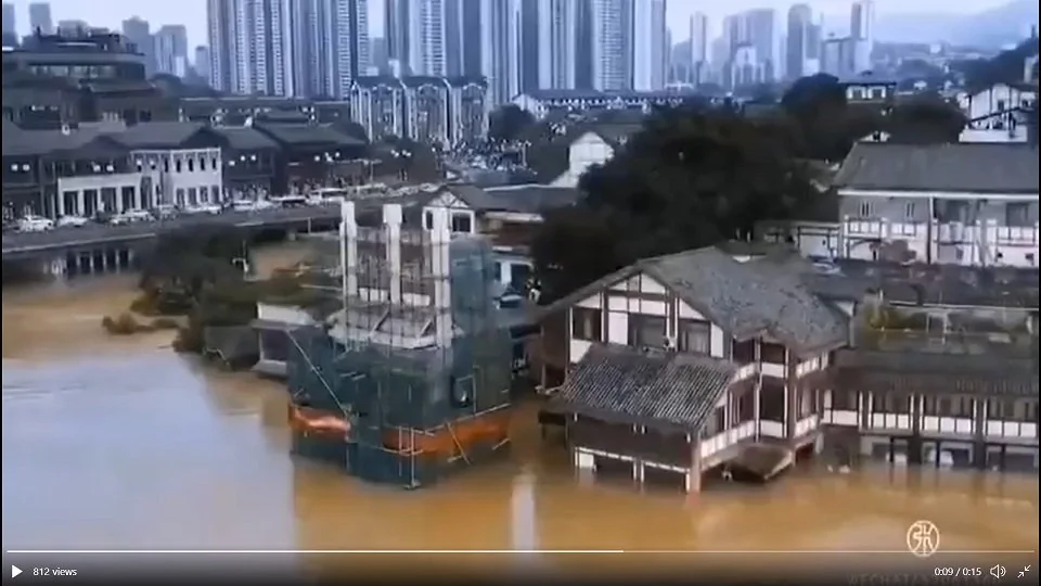 重庆磁器口镇水域面积正在不断扩大，临江一楼的商铺大多都被洪水淹没
