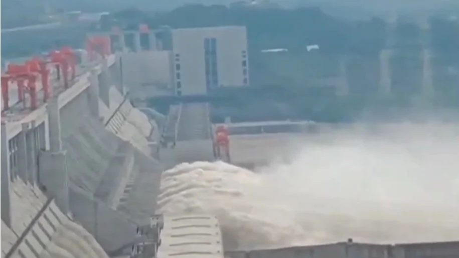 三峡已经开启9孔泄洪