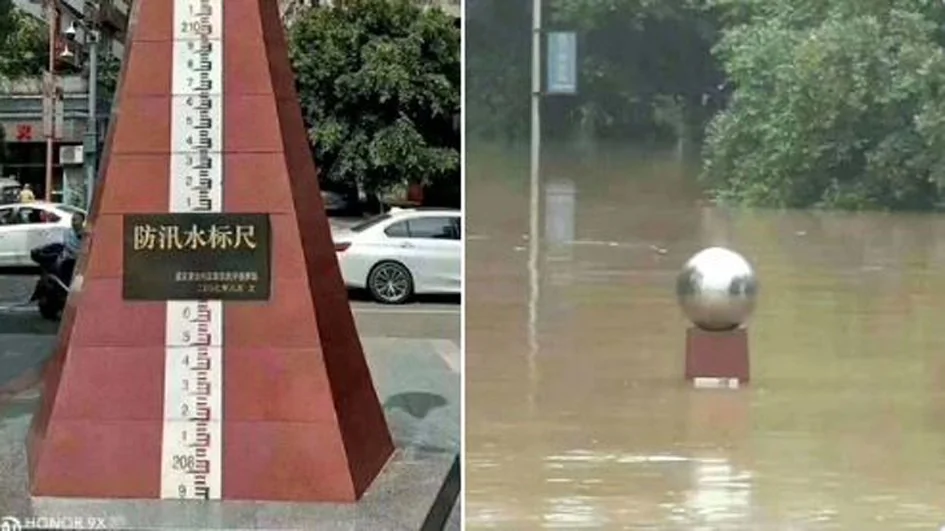 网友曝：重庆合川区街头的防汛水标尺212.27米，洪水已没过防汛水标尺，还剩个球！（网络图片）