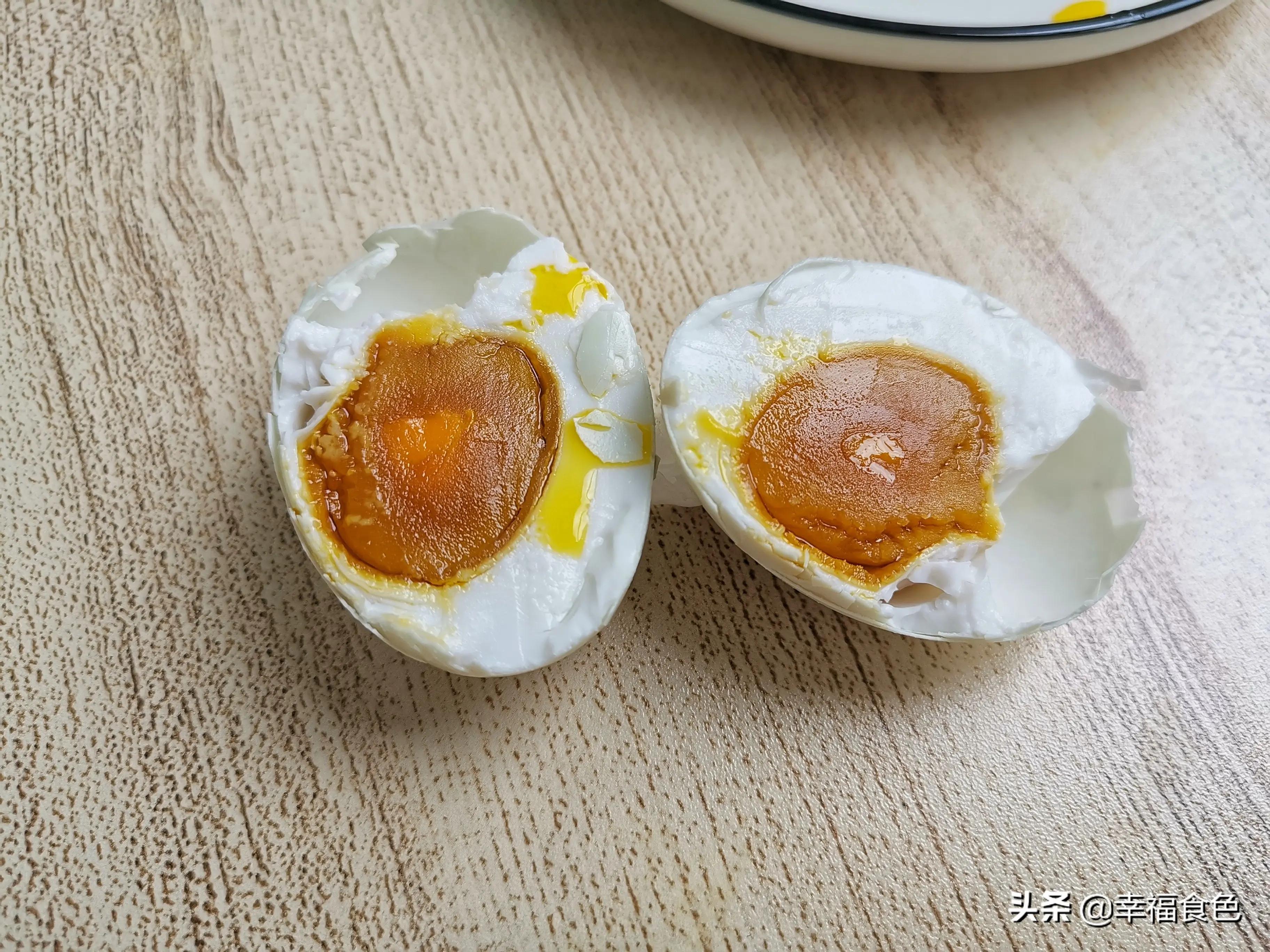 怎样制作咸鸭蛋又香又出油（腌制鸭蛋的方法和调料） - 家酷网