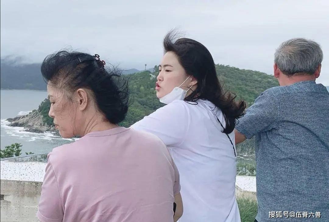 宋仲基一家8口出游 其妹妹久违露出侧脸