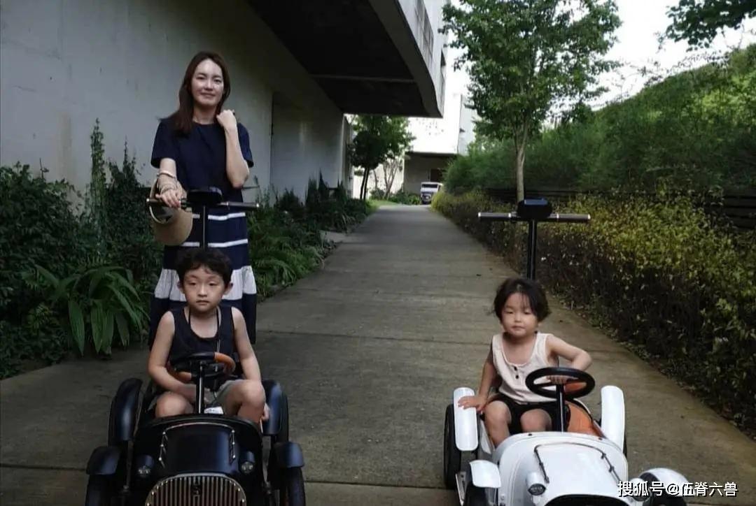 宋仲基一家8口出游 其妹妹久违露出侧脸