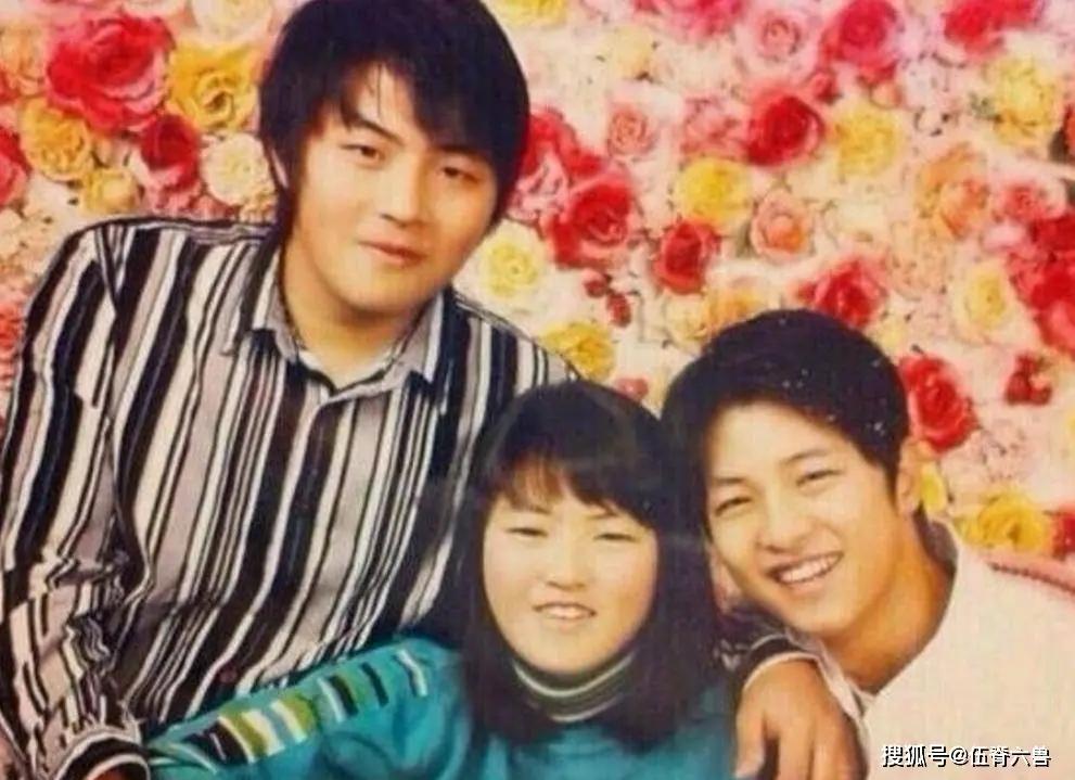 宋仲基一家8口出游 其妹妹久违露出侧脸
