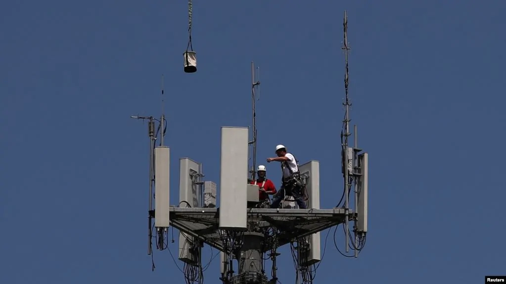 2020年5月6日，德克萨斯州西布鲁克，工人们在T-Mobile信号塔上安装5G电信设备