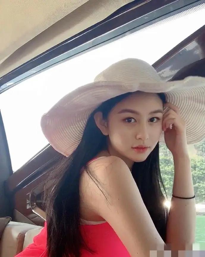 邱淑贞大女儿晒美照 戴遮阳帽秀香肩清纯甜美 气质颜值不输妈妈
