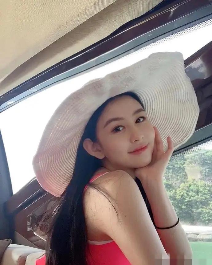 邱淑贞大女儿晒美照 戴遮阳帽秀香肩清纯甜美 气质颜值不输妈妈