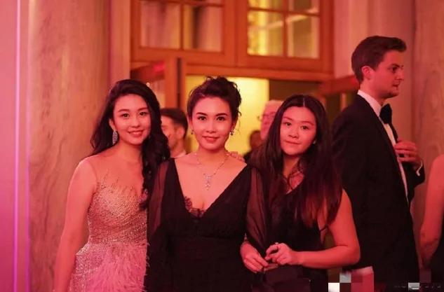 邱淑贞大女儿晒美照 戴遮阳帽秀香肩清纯甜美 气质颜值不输妈妈