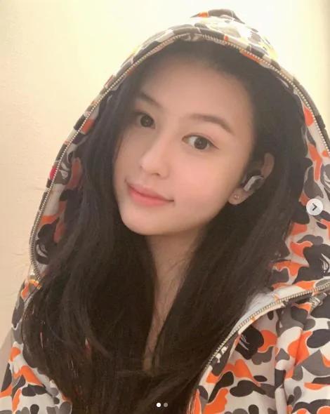 邱淑贞大女儿晒美照 戴遮阳帽秀香肩清纯甜美 气质颜值不输妈妈