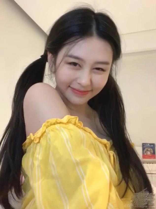 邱淑贞大女儿晒美照 戴遮阳帽秀香肩清纯甜美 气质颜值不输妈妈