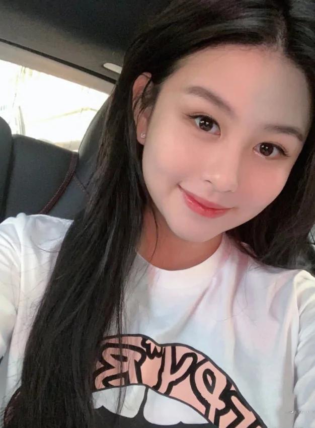 邱淑贞大女儿晒美照 戴遮阳帽秀香肩清纯甜美 气质颜值不输妈妈