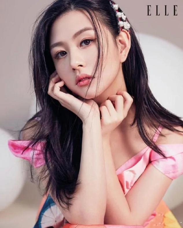 邱淑贞大女儿晒美照 戴遮阳帽秀香肩清纯甜美 气质颜值不输妈妈