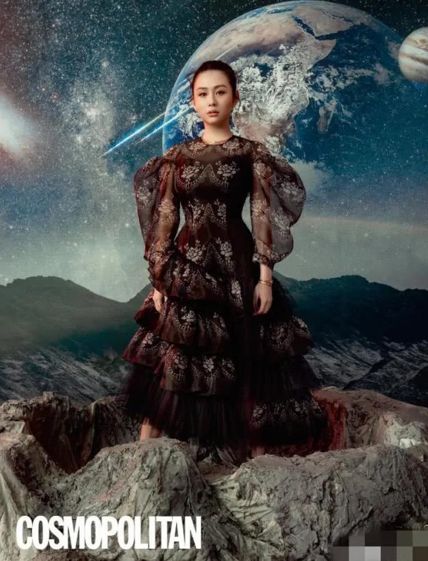 邱淑贞大女儿晒美照 戴遮阳帽秀香肩清纯甜美 气质颜值不输妈妈