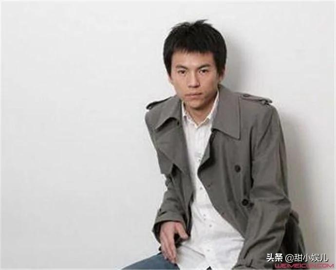 2010年 王烁持枪状物当街指王珂 座驾碰撞起火